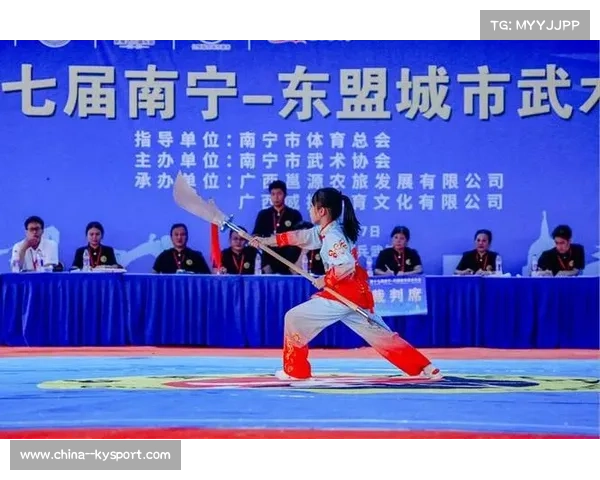 广西柳州俱乐部联赛品势选手展现行云流水般的武术之美